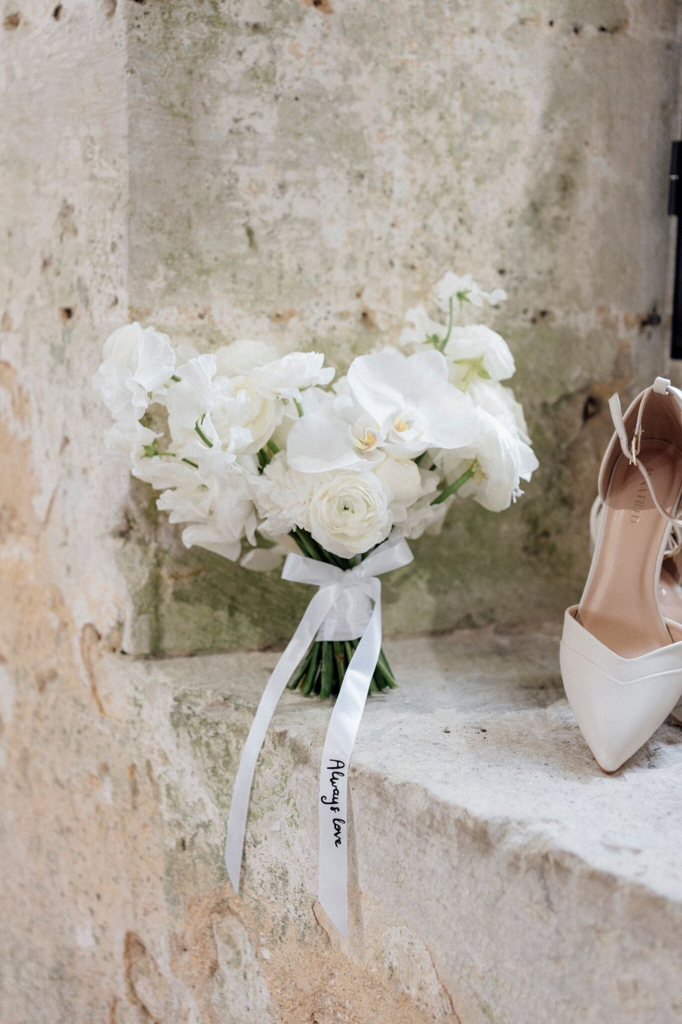Mariage monochrome Abbaye Notre-Dame de Fontaine-Guérard
